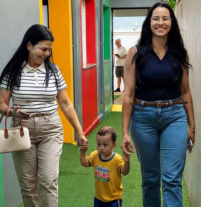 Família chegando à escola com a criança pela mão