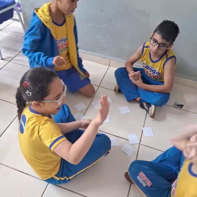 Alunos do 3º ano em atividade de trabalho em equipe