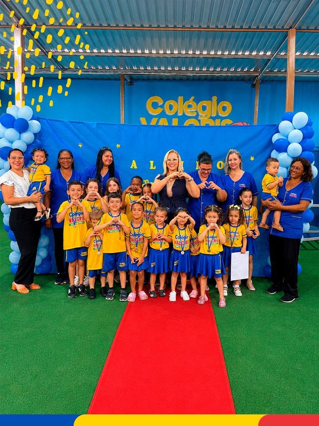 Alunos do Colégio VALCRIS reunidos na frente da escola