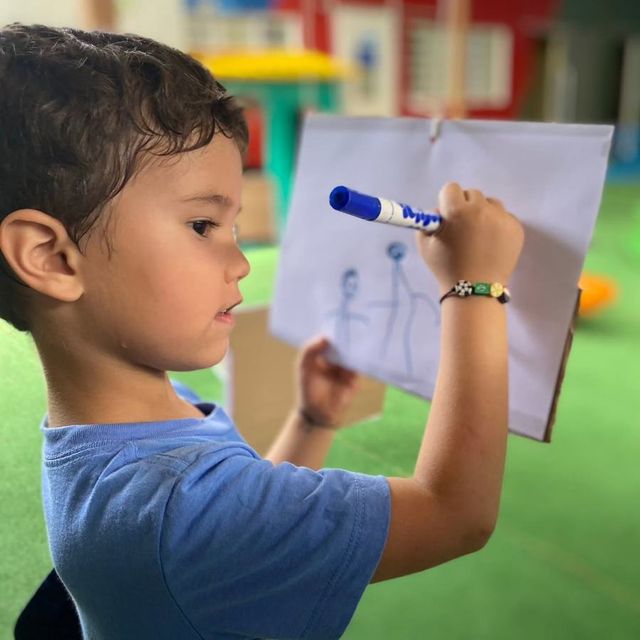 Criança mostrando um desenho